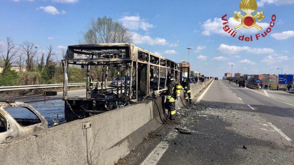 У Мілані чоловік викрав і підпалив автобус з дітьми: фото і відео