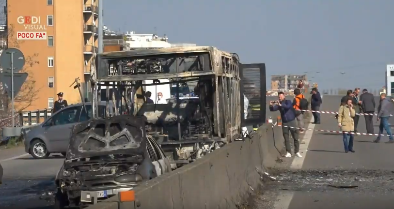 У Мілані чоловік викрав і підпалив автобус з дітьми: фото і відео