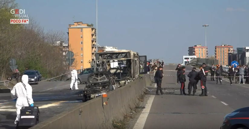 В Милане мужчина угнал и поджег автобус с детьми: фото и видео