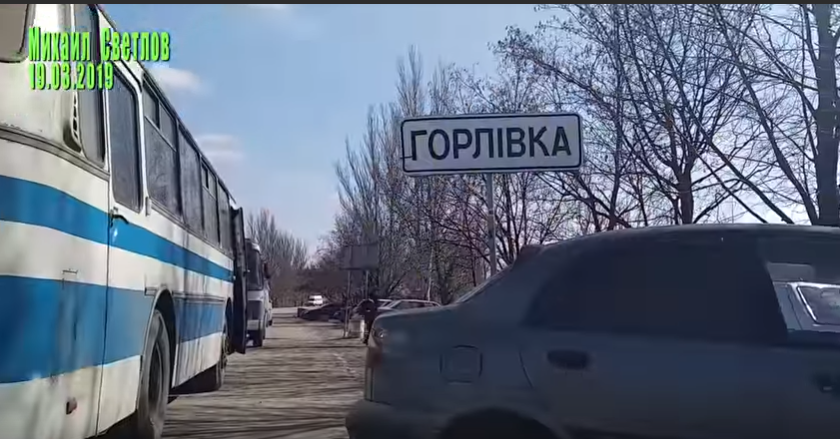 Тысячами едут в Украину: в сети всплыли показательные кадры с блокпоста "ДНР"