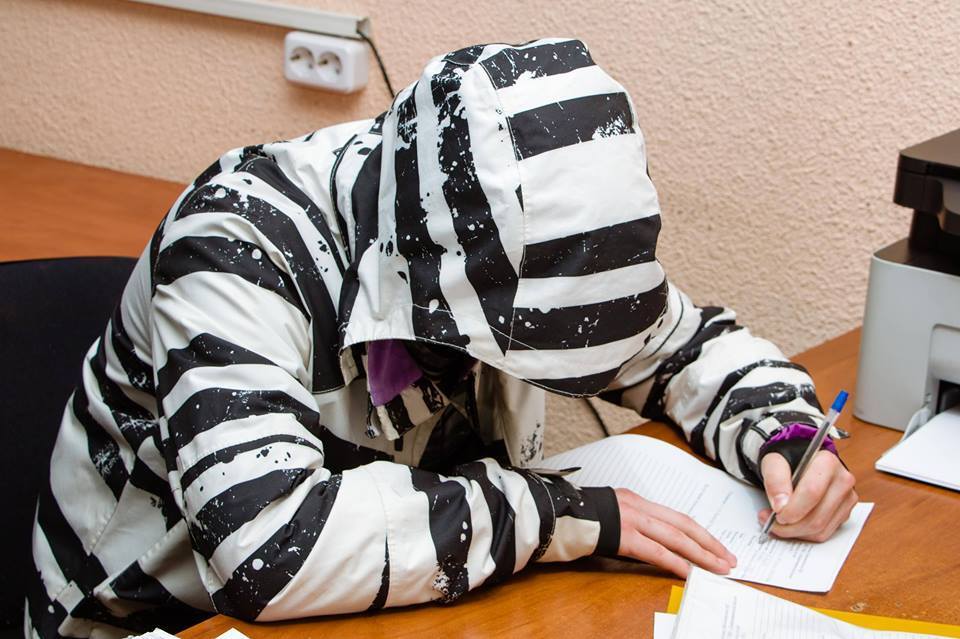 В Днепре нашли вандалов, которые изуродовали памятник Полю: они оказались школьниками