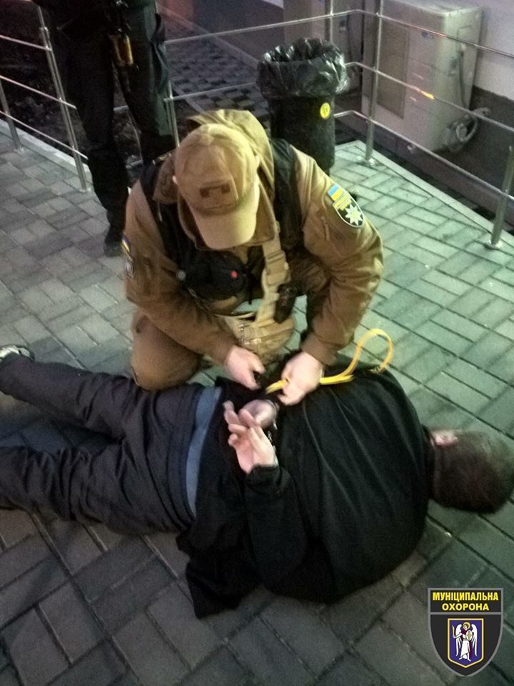 Муніципальна охорона знешкодила наркомана, що погрожував київським медикам ножем