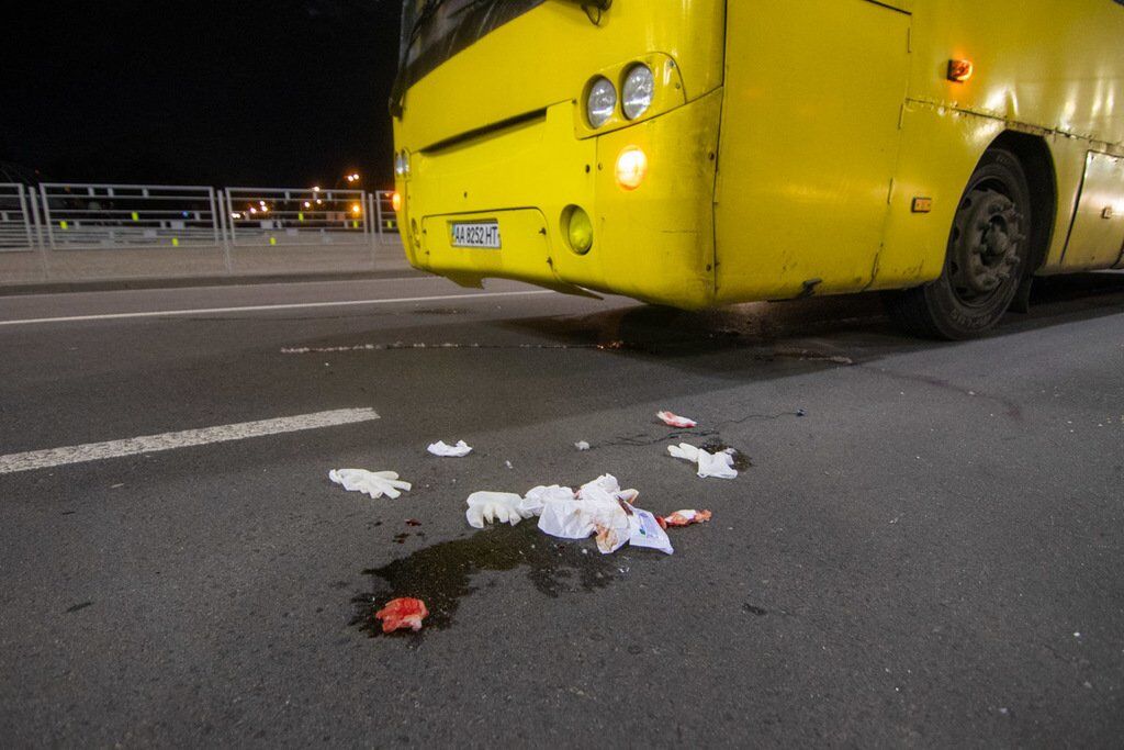 Люди устроили самосуд: в Киеве маршрутчик сбил трех пешеходов. Шокирующее видео ДТП