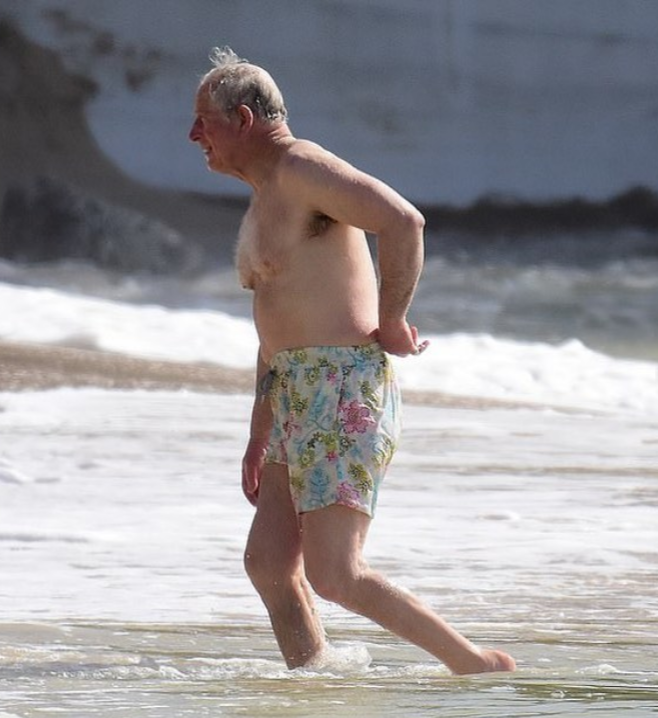Принц Чарльз засветился в плавках на пляже в Барбадосе