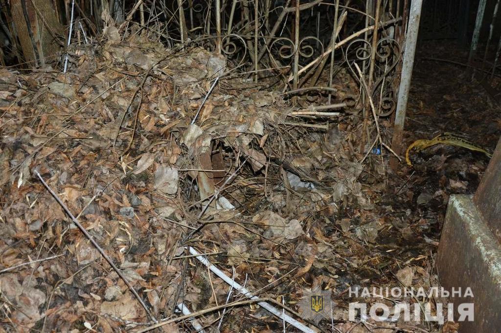 Кинули в пакет і обмотали скотчем: у Харкові на кладовищі знайшли мертве немовля. Фото 18+