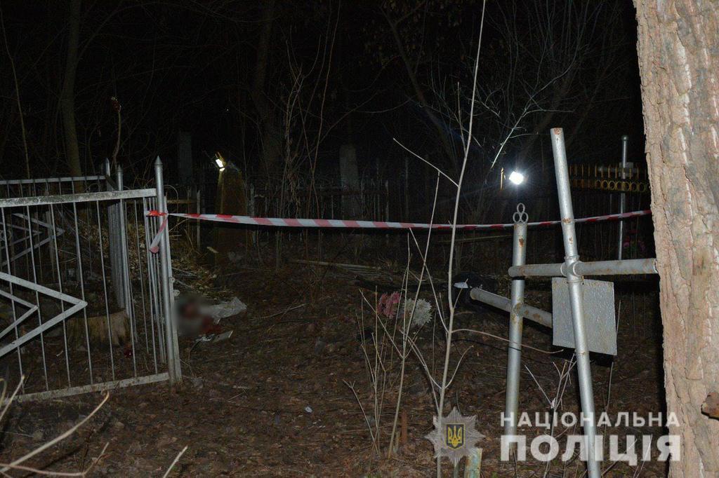  Бросили в пакет и обмотали скотчем: в Харькове на кладбище нашли мертвого младенца. Фото 18+