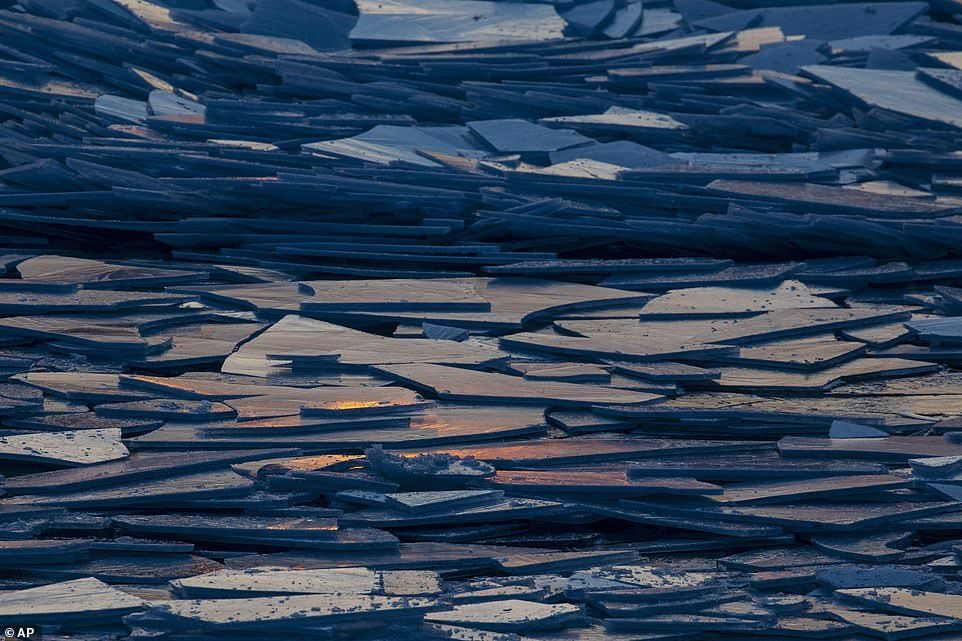 В США озеро "разбилось" вдребезги: невероятные снимки