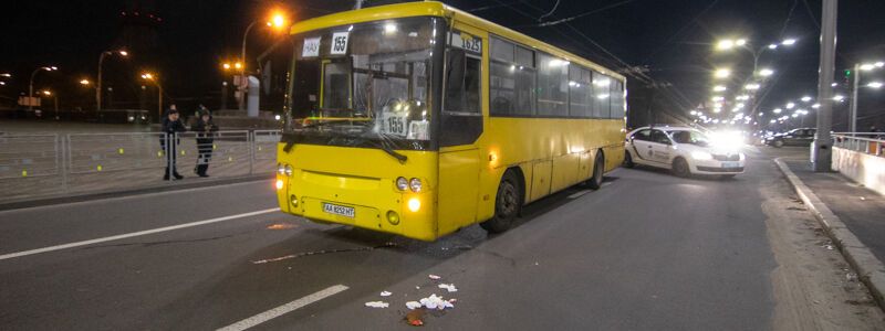 В Киеве пешеходов сбил автобус