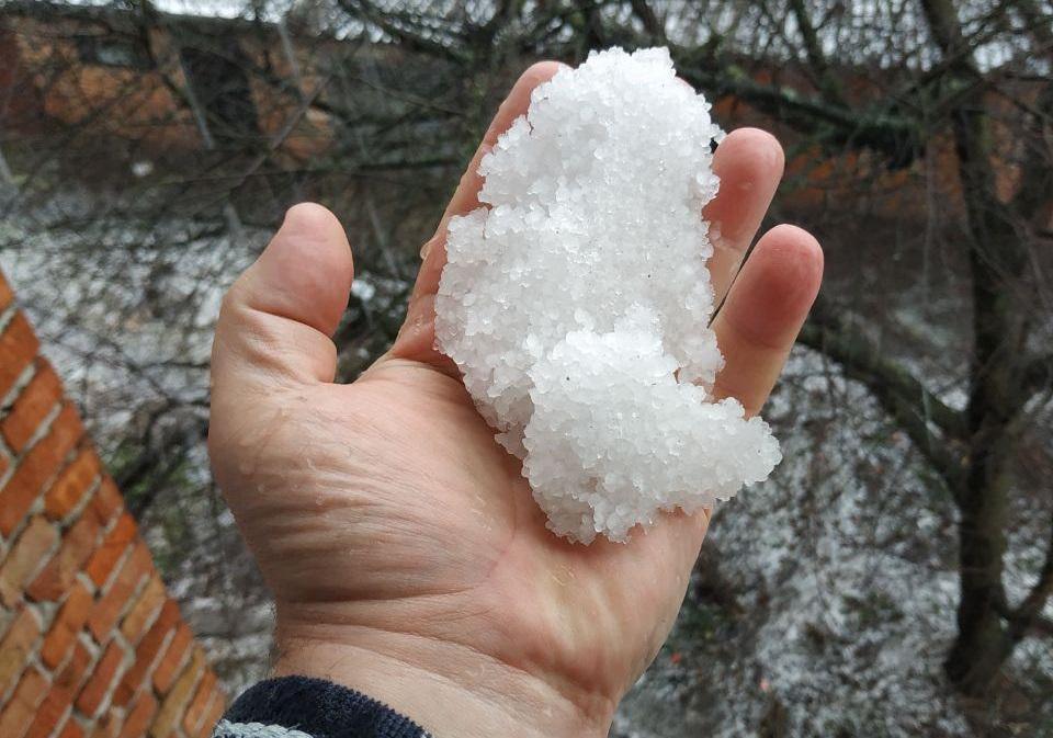 Сніг, урагани і град: з'явилися фото погодного армагеддона в Україні