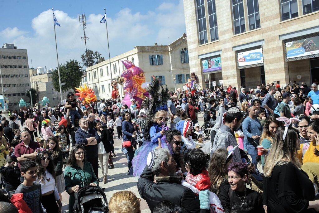 В Израиле отметили самый яркий праздник в году: красочные фото и видео Пурима