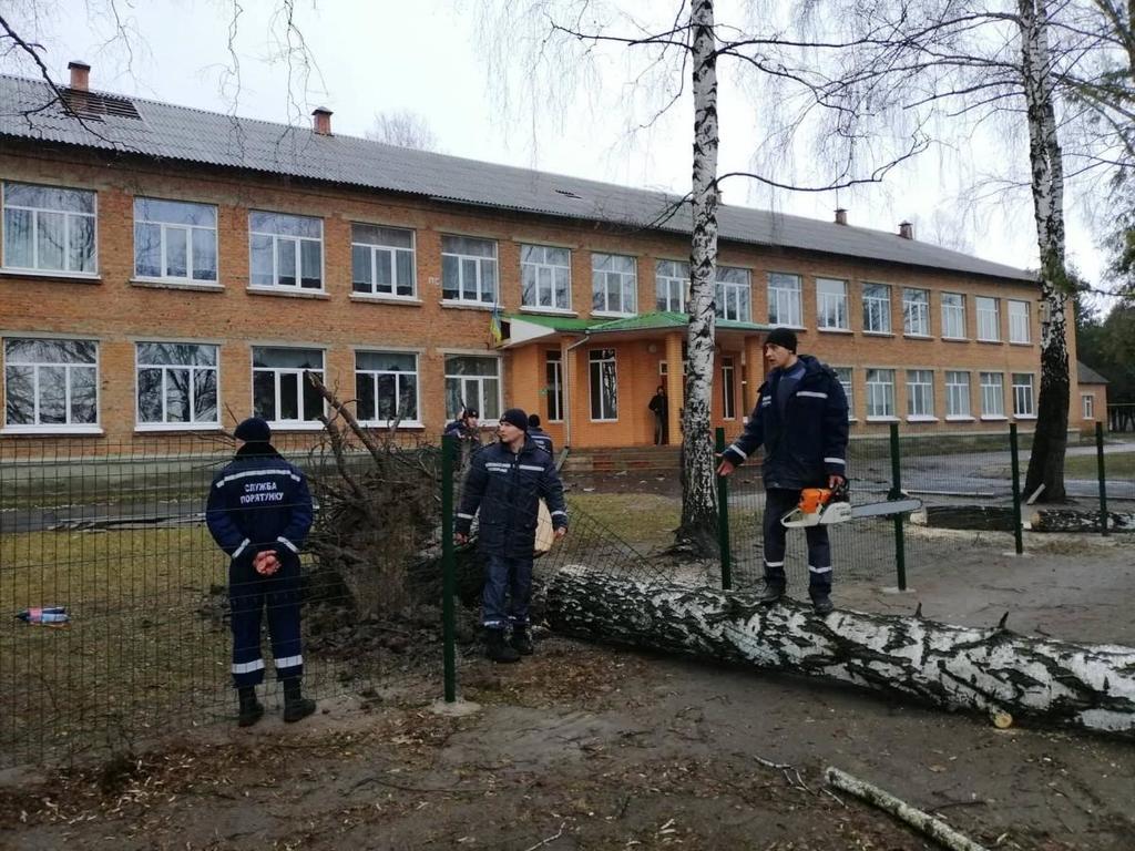 Сніг, урагани і град: з'явилися фото погодного армагеддона в Україні