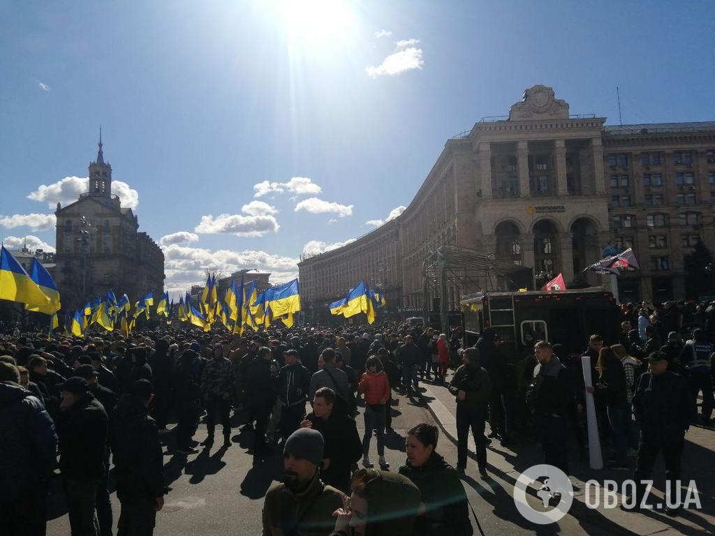 День гнева в Киеве: полицию забросали похоронными венками. Фото и видео с места событий