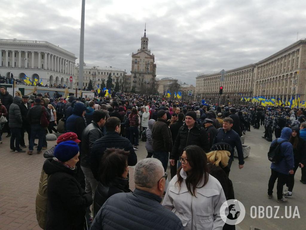 День гніву у Києві: поліцію закидали похоронними вінками. Фото і відео з місця подій
