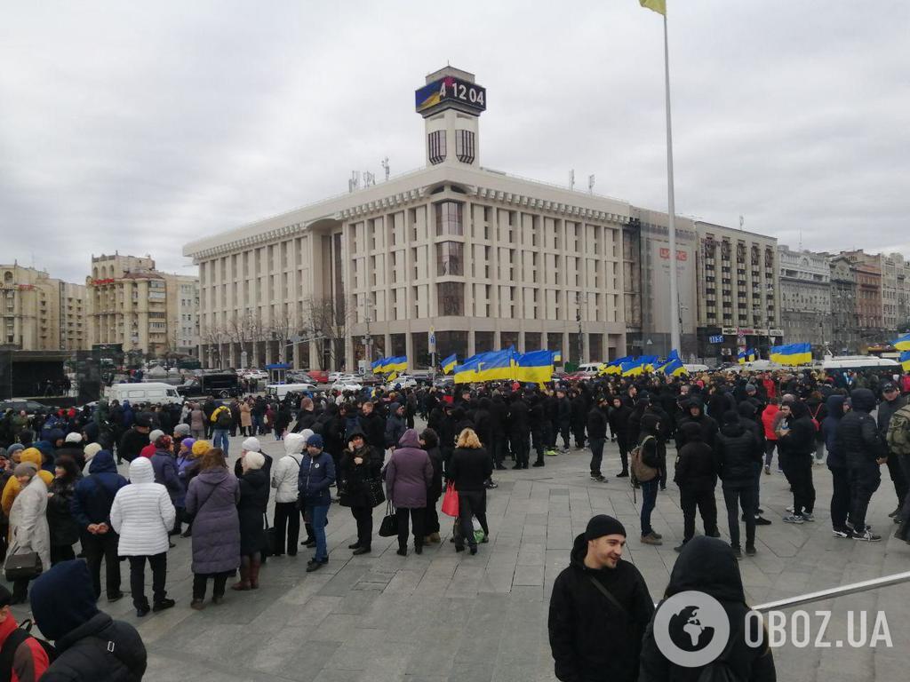 День гніву у Києві: поліцію закидали похоронними вінками. Фото і відео з місця подій
