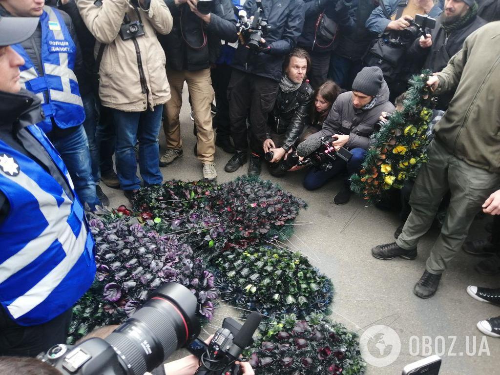 День гнева в Киеве: полицию забросали похоронными венками. Фото и видео с места событий