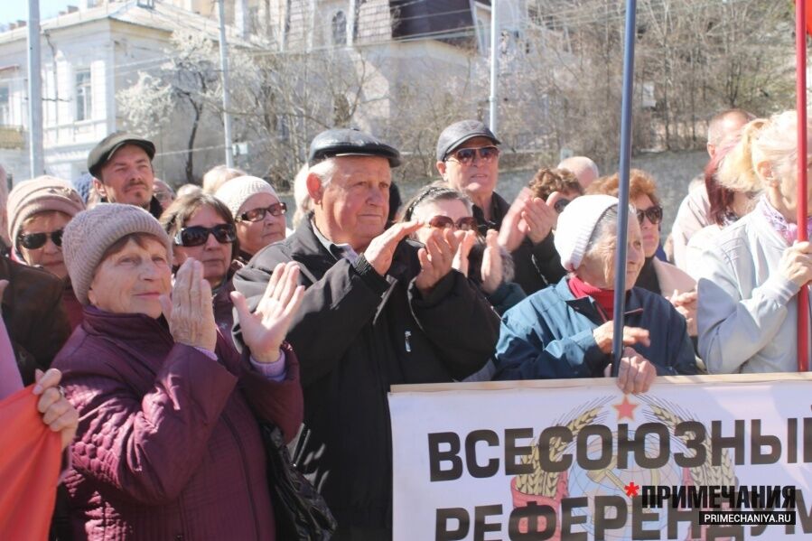 "Путін, виконай обіцянку!" У Криму влаштували масовий протест. Фото з місця подій