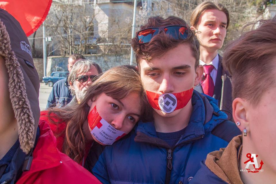 "Путін, виконай обіцянку!" У Криму влаштували масовий протест. Фото з місця подій