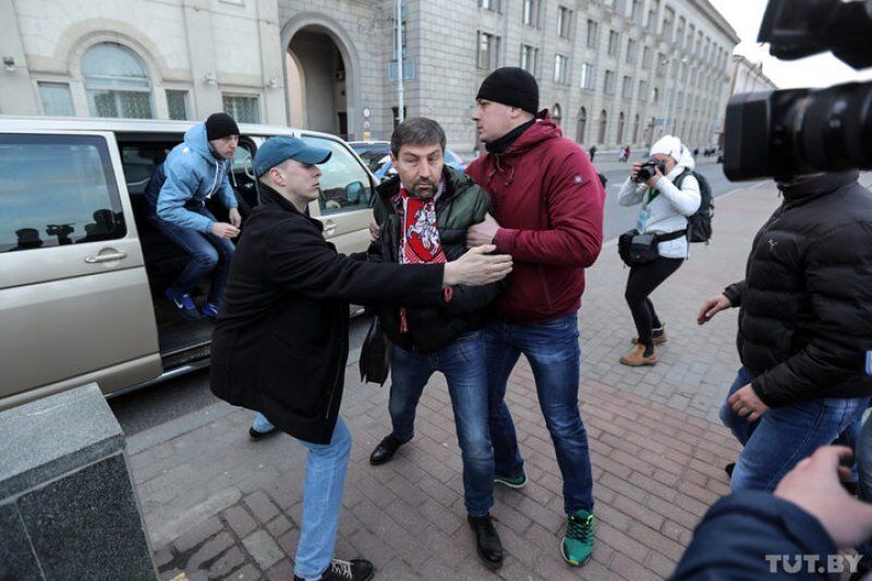 В Минске устроили жесткую облаву на активистов: фото и видео с места ЧП