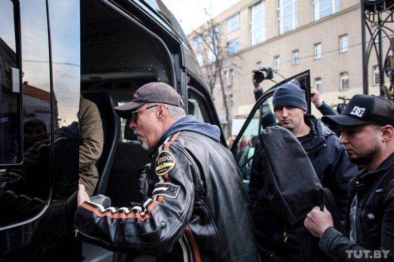 У Мінську влаштували жорстку облаву на активістів: фото і відео з місця НП