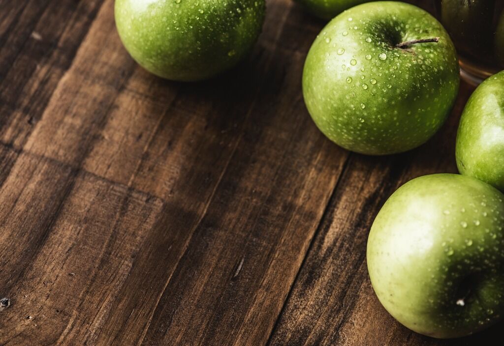Не есть на ночь: диетолог рассказала о скрытой опасности яблок