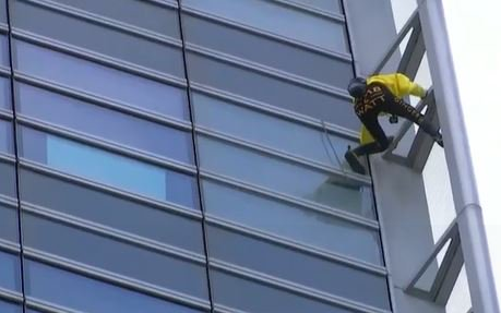 Французский ''Человек-паук'' покорил небоскреб в Париже: захватывающие фото и видео