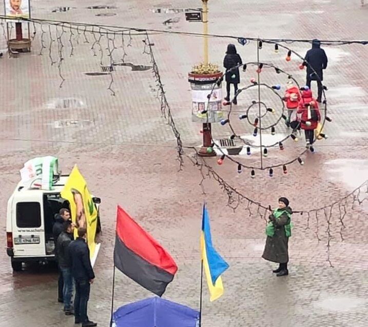 "Сам пью, сам гуляю!" В Ивано-Франковске высмеяли "людные" агитации за кандидата в президенты 