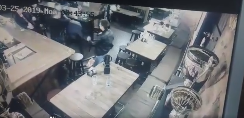 Целились в голову и бросали стульями: в Черкассах студенты жестоко избили прокурора. Видео