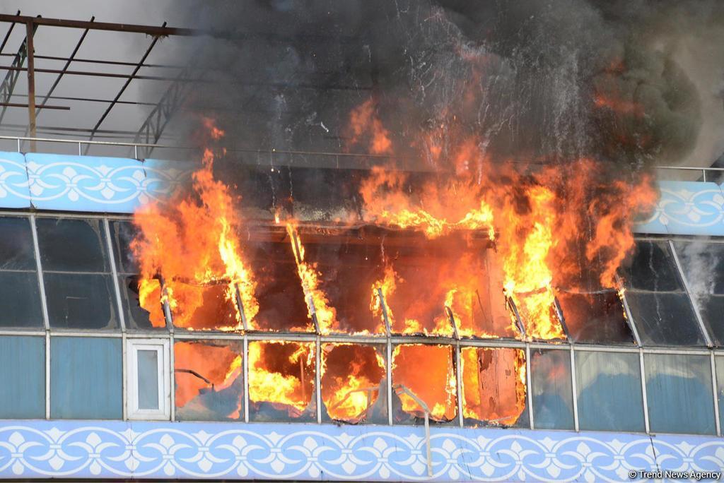 Горять чотири поверхи: у Баку спалахнула масштабна пожежа в ТЦ. Фото і відео з місця НП