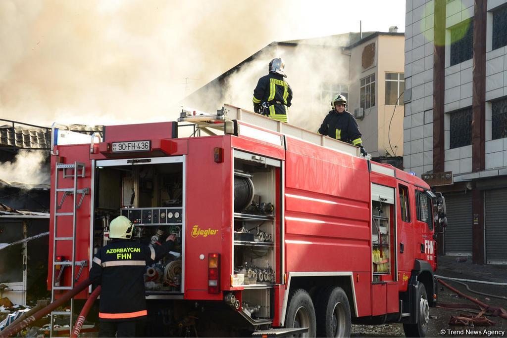 Горят четыре этажа: в Баку вспыхнул масштабный пожар в ТЦ.  Фото и видео с места ЧП