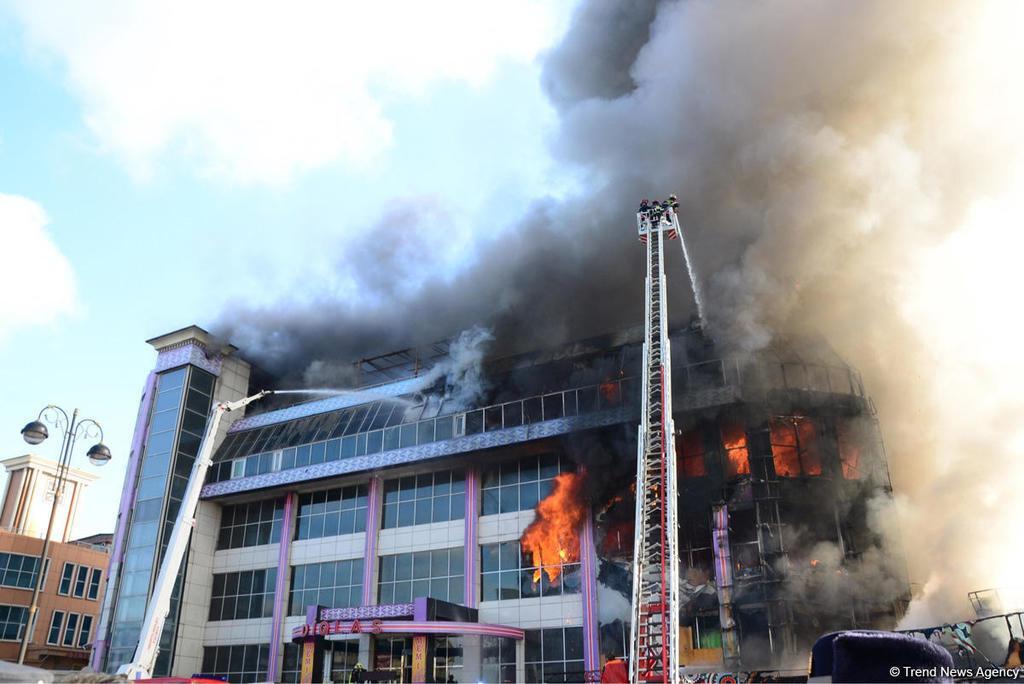 Горять чотири поверхи: у Баку спалахнула масштабна пожежа в ТЦ. Фото і відео з місця НП