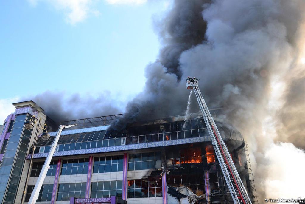 Горят четыре этажа: в Баку вспыхнул масштабный пожар в ТЦ.  Фото и видео с места ЧП