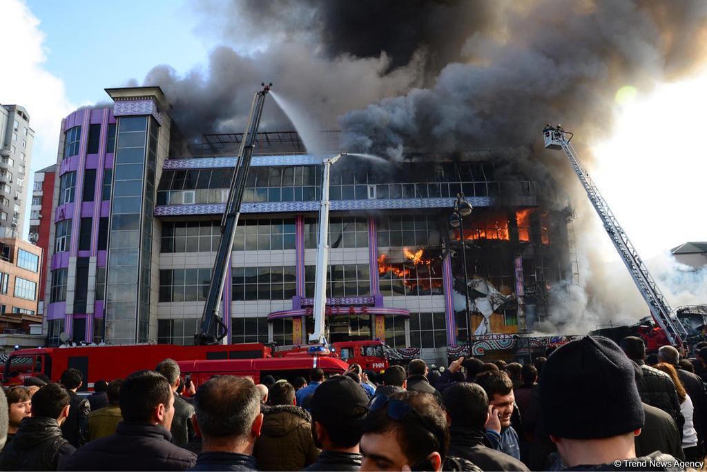 Горять чотири поверхи: у Баку спалахнула масштабна пожежа в ТЦ. Фото і відео з місця НП