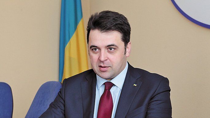Валізи з доларами і величезні квартири: топ-чиновники України показали свої статки