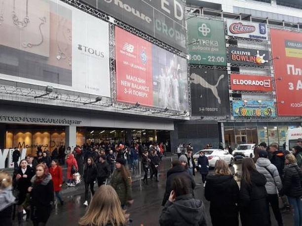 В Киеве массово "заминировали" ТРЦ: людей экстренно эвакуируют