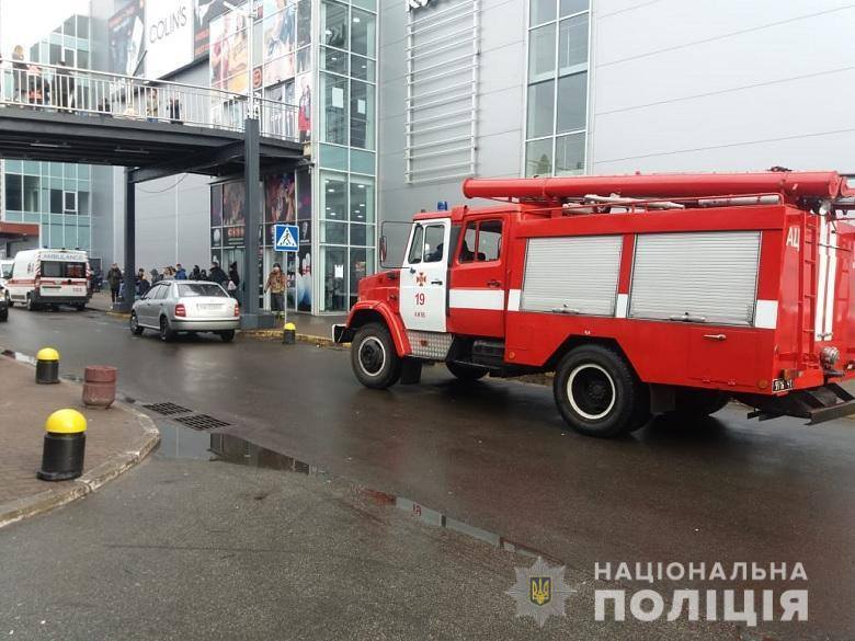 В Киеве массово "заминировали" ТРЦ: людей экстренно эвакуируют