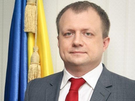Валізи з доларами і величезні квартири: топ-чиновники України показали свої статки