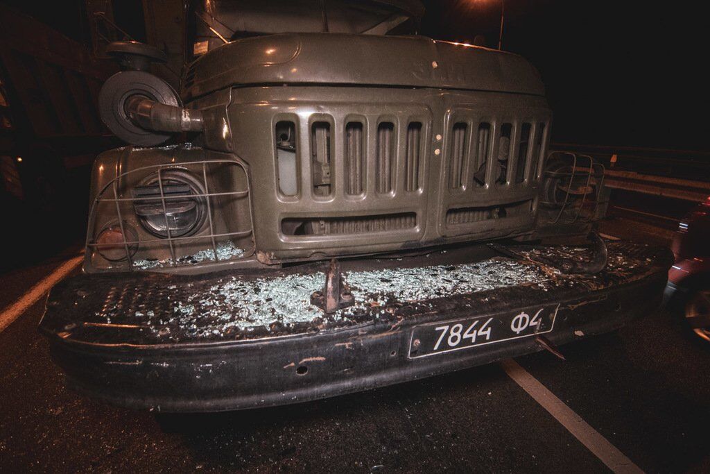 У Києві військова вантажівка врізалася в авто