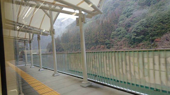 Без входа и выхода: в Японии появилась загадочная Ж/Д станция для туристов