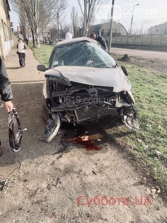 В Запорожской области легковушка влетела в стену одного из предприятий города 