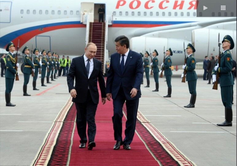 Владимир Путин и Сооронбай Жээнбеков на встрече