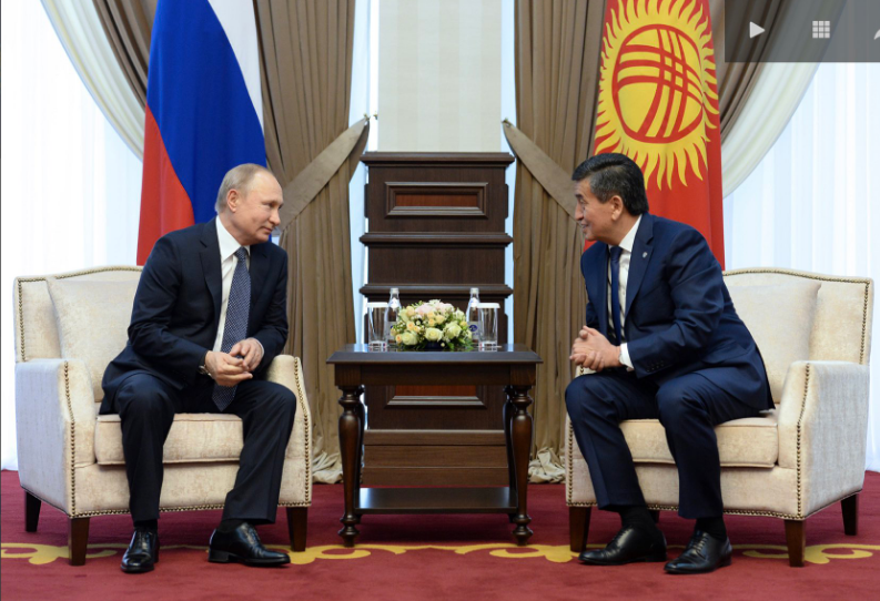 Владимир Путин и Сооронбай Жээнбеков на встрече