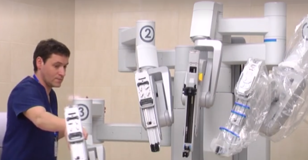 Четыре руки и глаз-3D-камера: в Украине впервые провел операцию робот-хирург NASA 