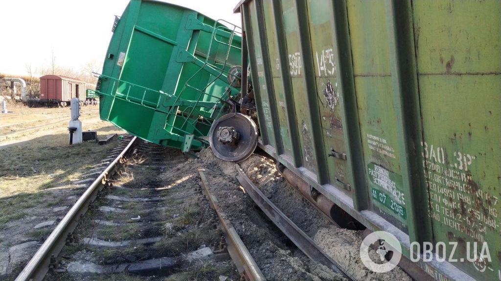 В Киеве поезд сошел с рельс: появились фото с места ЧП