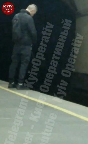 В Киеве пассажир мочился на станции