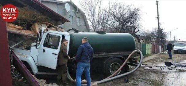 Под Киевом авто влетело в двор