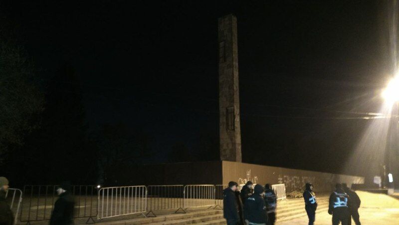 Во Львове снесли 30-метровую стелу Монумента славы: фото, видео