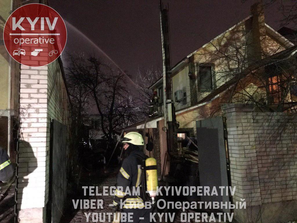 В Киеве на Подоле загорелся жилой дом: опубликованы фото и видео