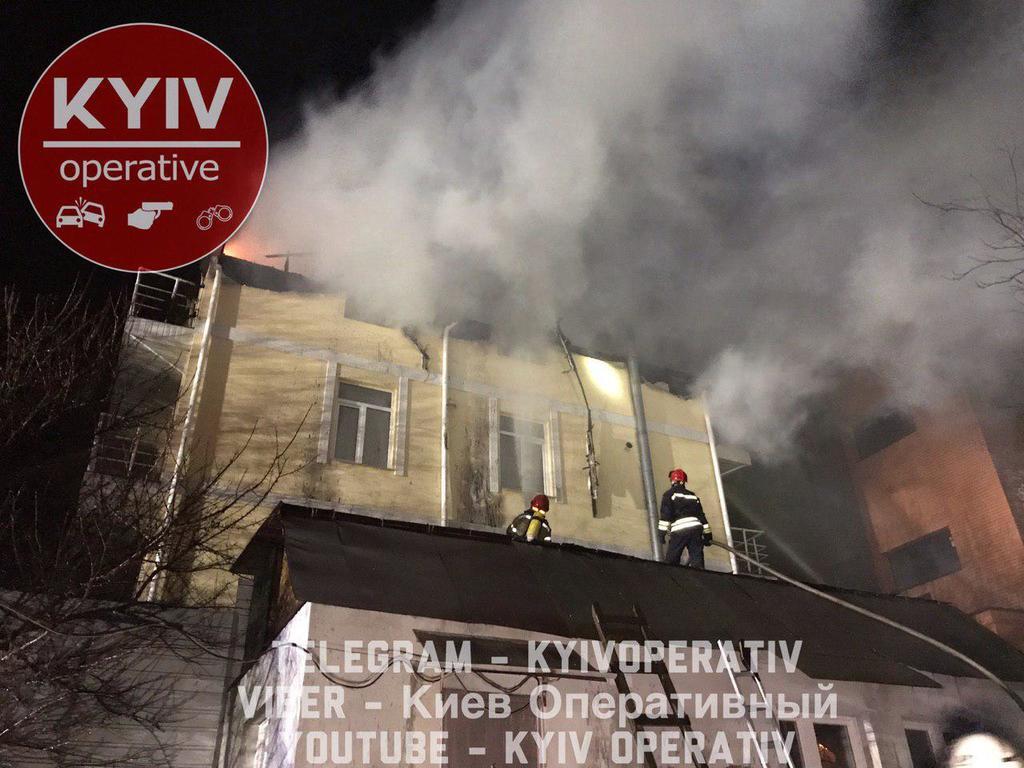 В Киеве на Подоле загорелся жилой дом: опубликованы фото и видео