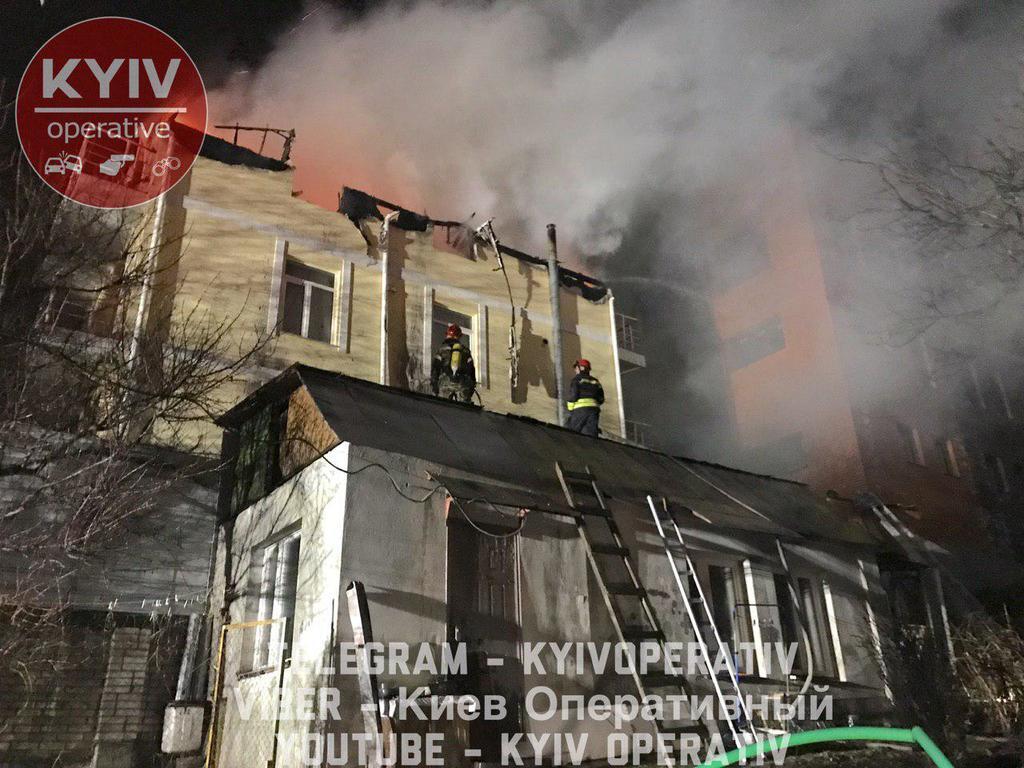 У Києві на Подолі загорівся житловий будинок: опубліковані фото та відео