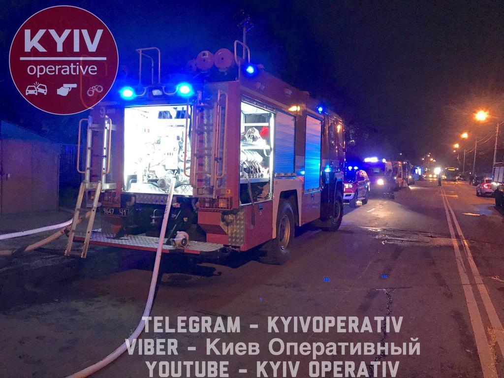 У Києві на Подолі загорівся житловий будинок: опубліковані фото та відео